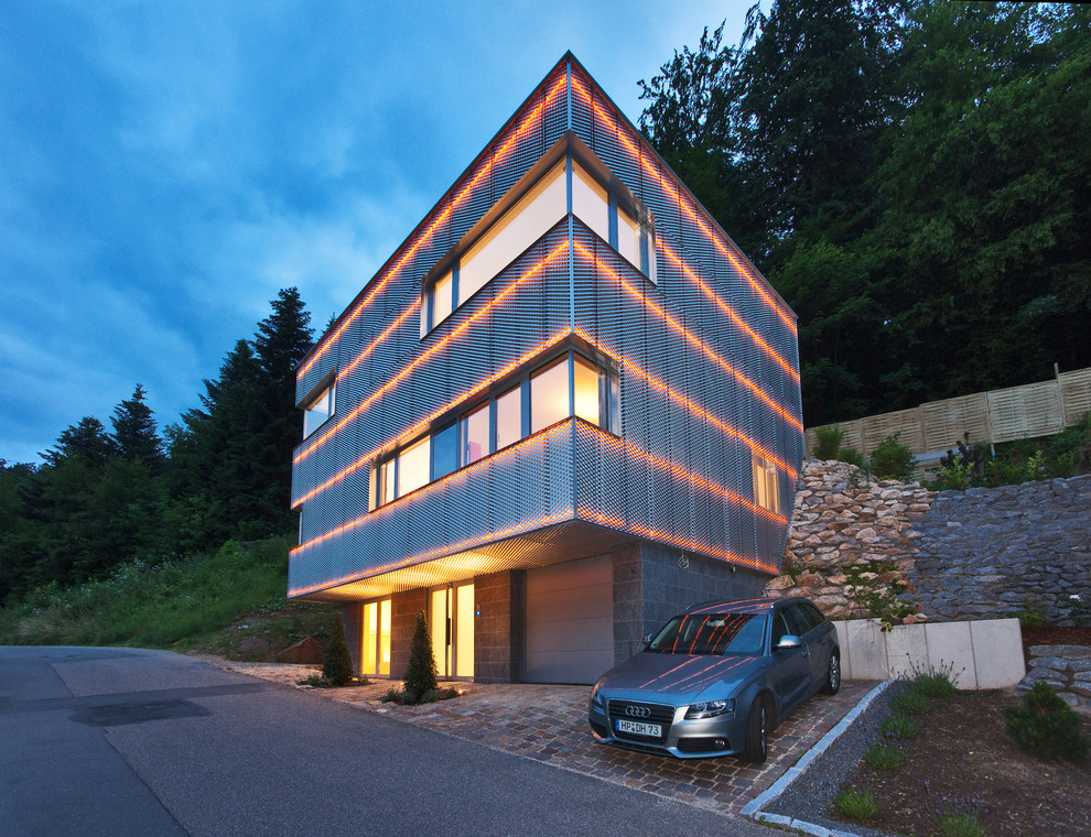 Inspiration pour une grande façade de maison métallique design à deux étages et plus.