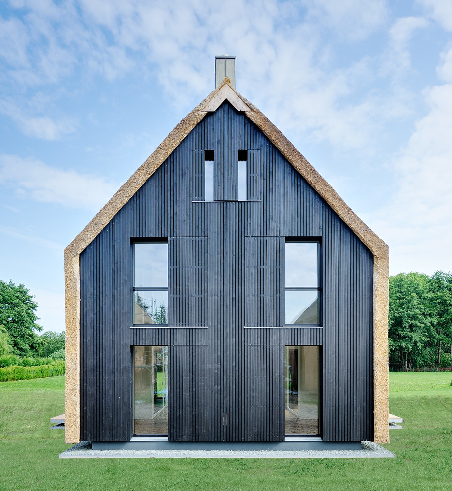 Idées déco pour une façade de maison grise contemporaine de taille moyenne et à deux étages et plus avec un toit à deux pans et un revêtement mixte.