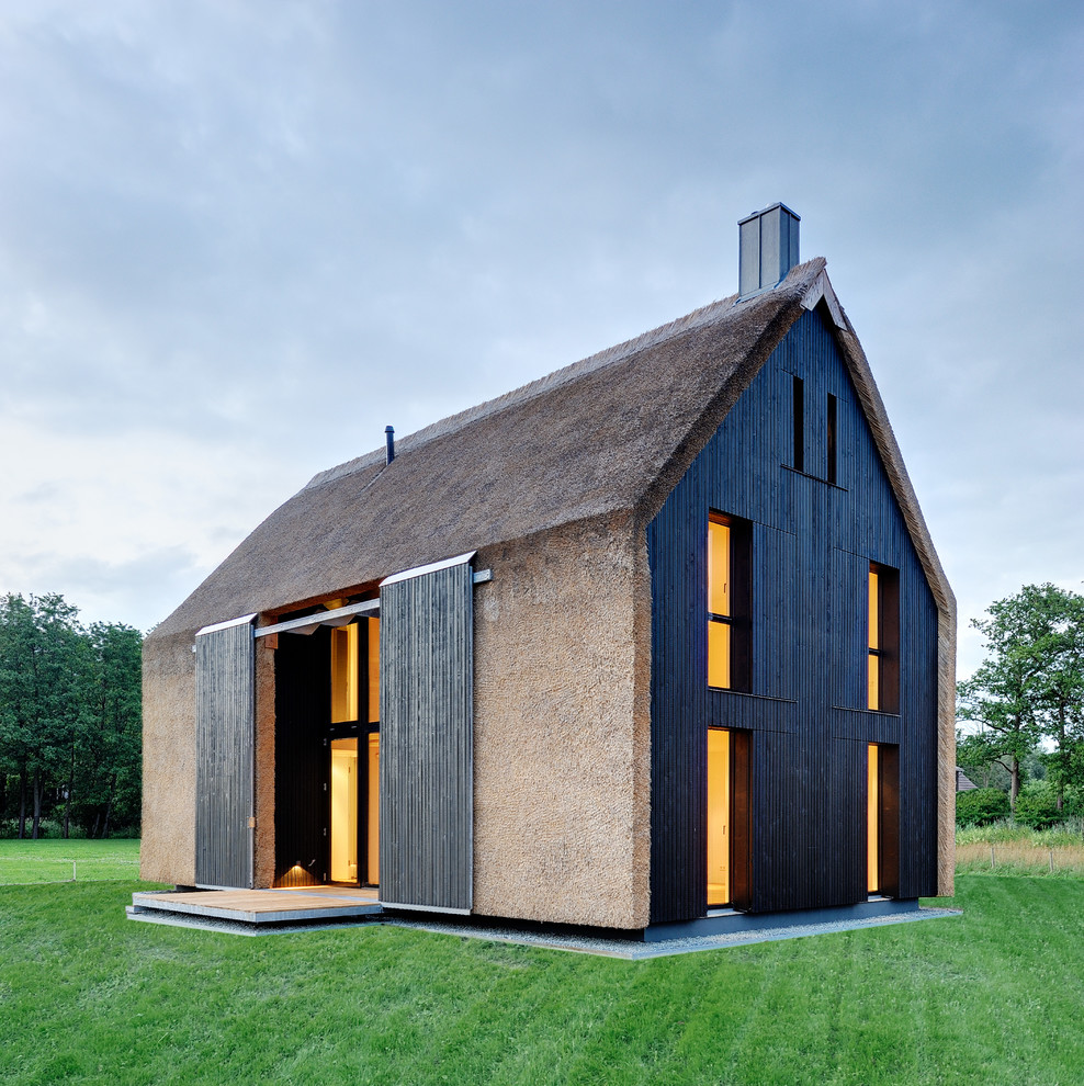 Idéer för ett mellanstort modernt grått hus, med sadeltak och blandad fasad