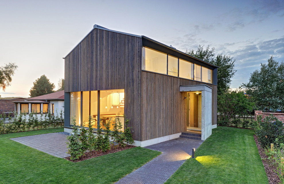 Inspiration för mellanstora moderna bruna trähus, med två våningar och sadeltak