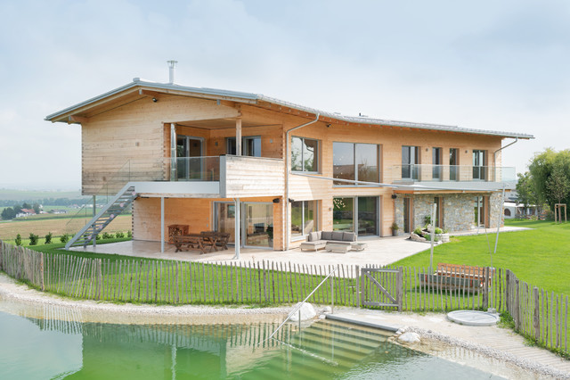 Neues Designerfenster für ein bestehendes Holzhaus - Modern - Häuser
