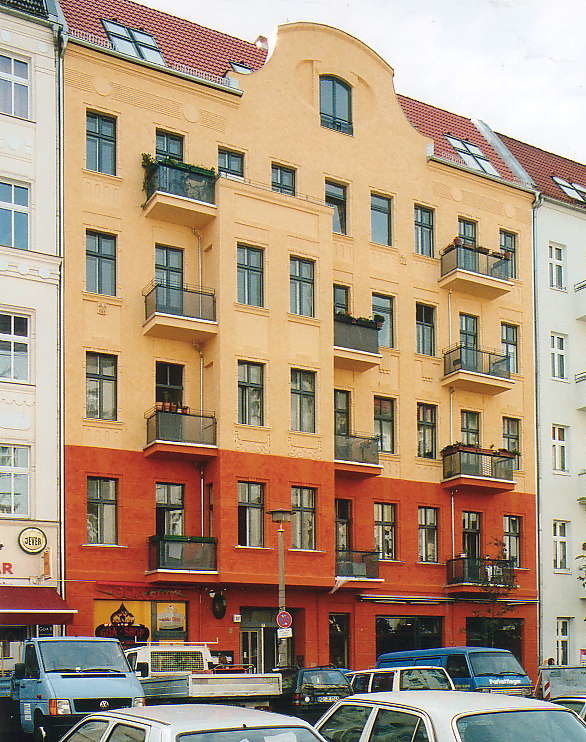 Klassisches Haus mit roter Fassadenfarbe in Berlin