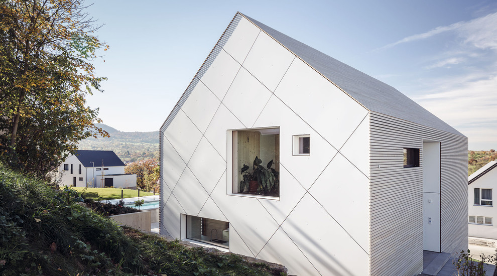 Geräumiges, Zweistöckiges Modernes Haus mit grauer Fassadenfarbe und Satteldach in Stuttgart