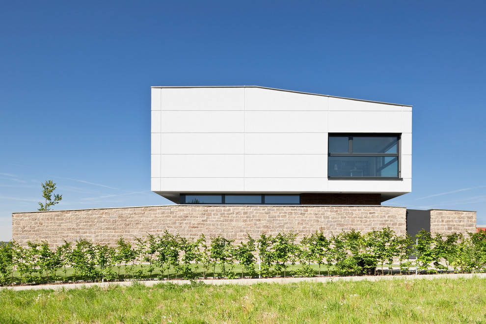 Стильный дизайн: двухэтажный, белый дом среднего размера в стиле модернизм с комбинированной облицовкой - последний тренд