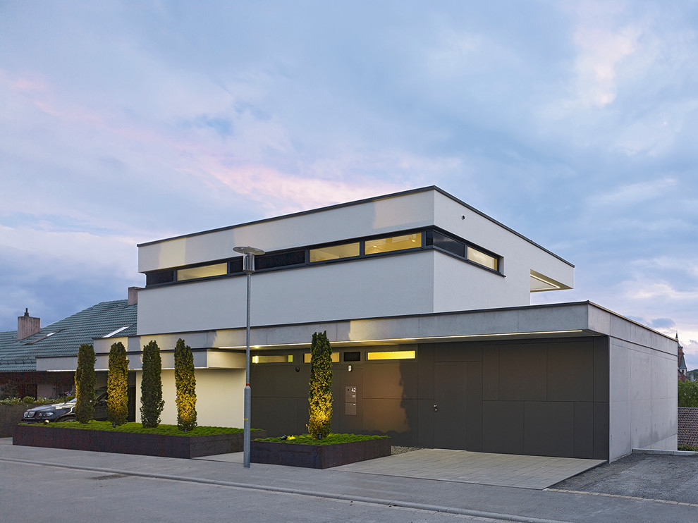 Mittelgroßes, Zweistöckiges Modernes Haus mit Mix-Fassade, weißer Fassadenfarbe und Flachdach in Stuttgart