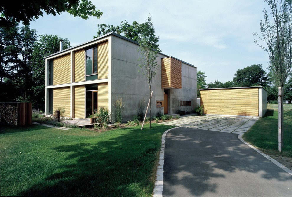 На фото: двухэтажный дом среднего размера в современном стиле с комбинированной облицовкой и плоской крышей