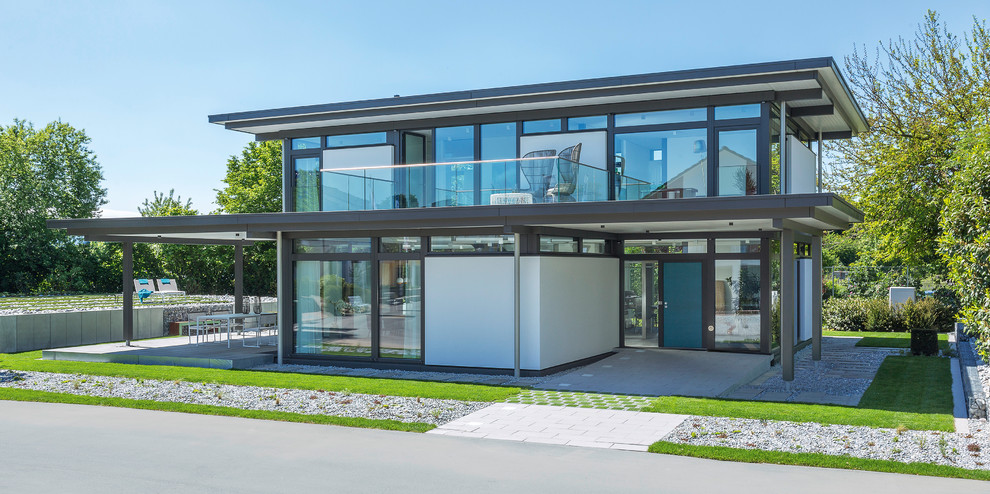 Diseño de fachada de casa gris contemporánea grande de dos plantas con revestimiento de madera y tejado plano