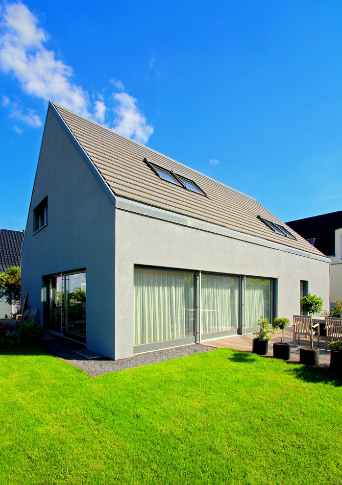 Immagine della facciata di una casa grigia contemporanea a due piani di medie dimensioni con tetto a capanna