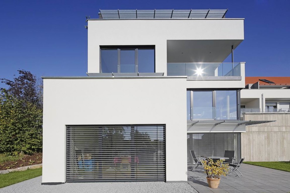 Стильный дизайн: двухэтажный, белый дом среднего размера в стиле модернизм с плоской крышей - последний тренд