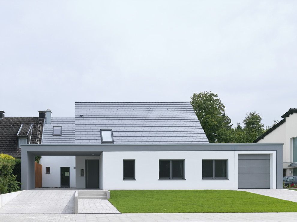 Inspiration for a contemporary house exterior in Essen.
