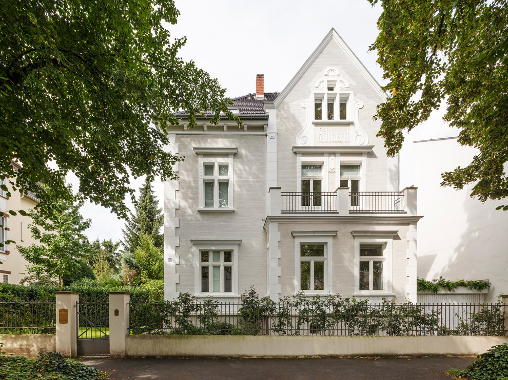 Zweistöckiges Klassisches Einfamilienhaus mit Steinfassade, beiger Fassadenfarbe, Walmdach und Ziegeldach in Köln
