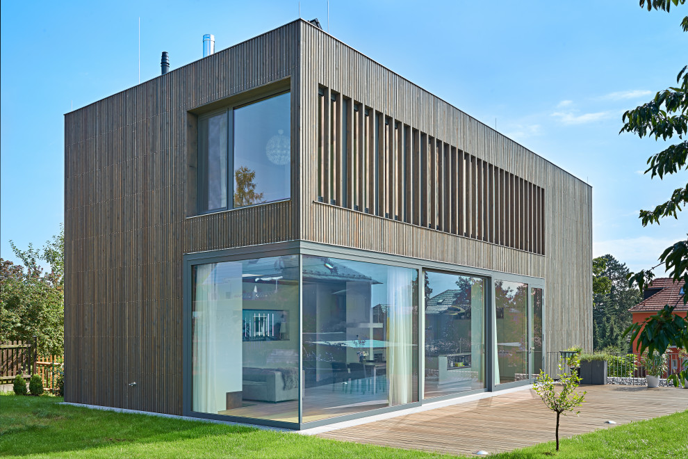 Diseño de terraza moderna de tamaño medio en patio lateral con zócalos y barandilla de metal