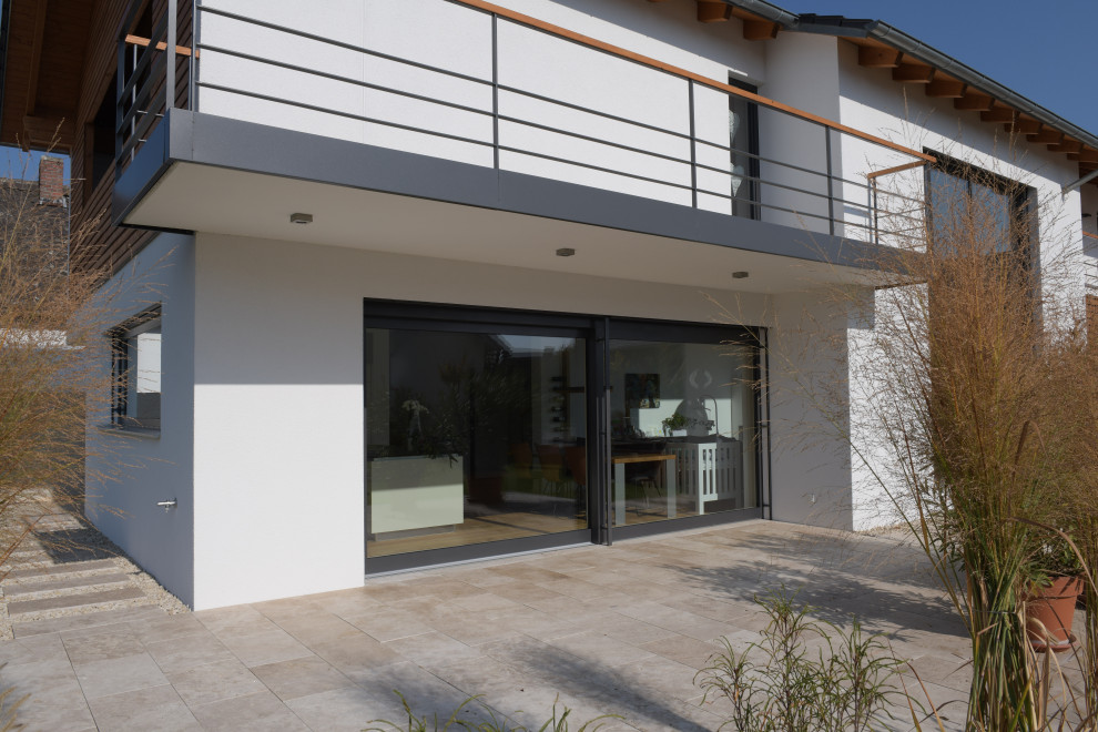Идея дизайна: дом среднего размера в современном стиле