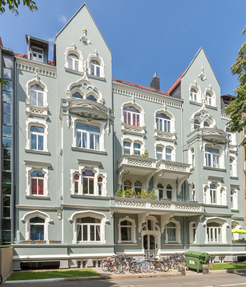Dreistöckiges Klassisches Wohnung mit grüner Fassadenfarbe, Satteldach und Ziegeldach in Hannover