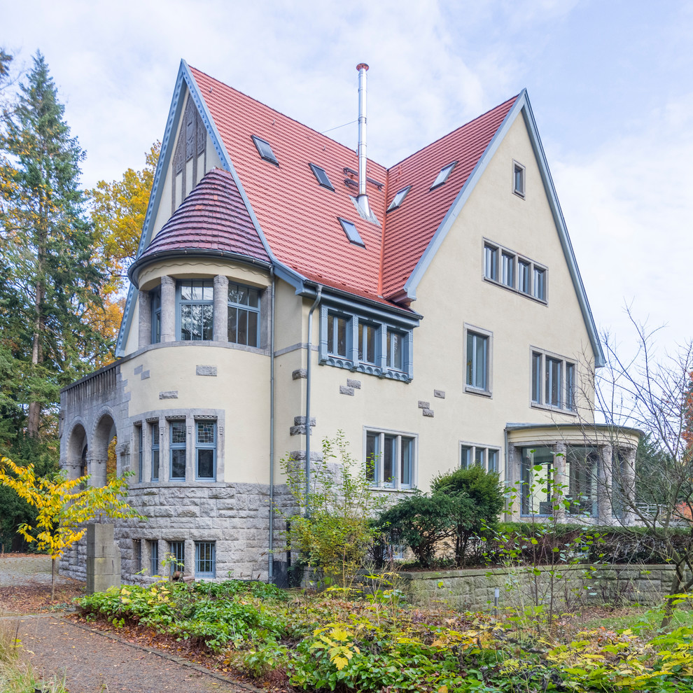 Dreistöckiges Klassisches Einfamilienhaus mit Mix-Fassade, beiger Fassadenfarbe, Satteldach und Ziegeldach in Hannover