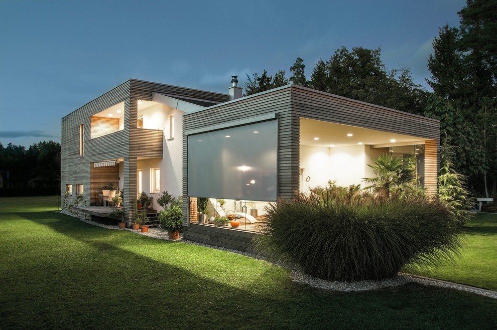 Свежая идея для дизайна: большой, двухэтажный, деревянный дом в современном стиле с плоской крышей - отличное фото интерьера
