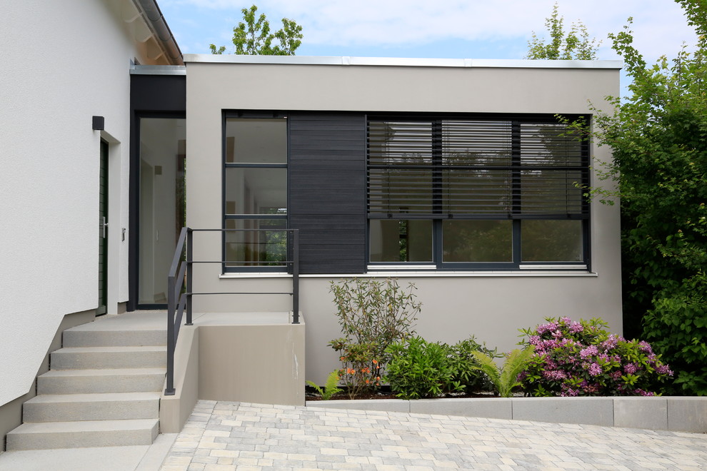 Mittelgroßes Modernes Haus mit grauer Fassadenfarbe in Sonstige