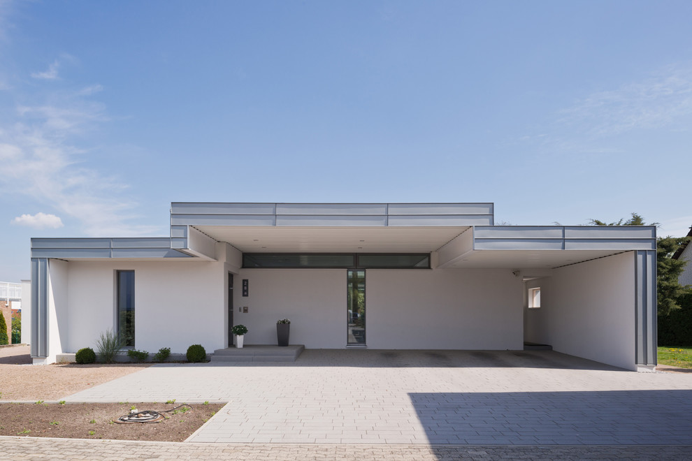 Idées déco pour une façade de maison blanche moderne de plain-pied et de taille moyenne avec un toit plat.