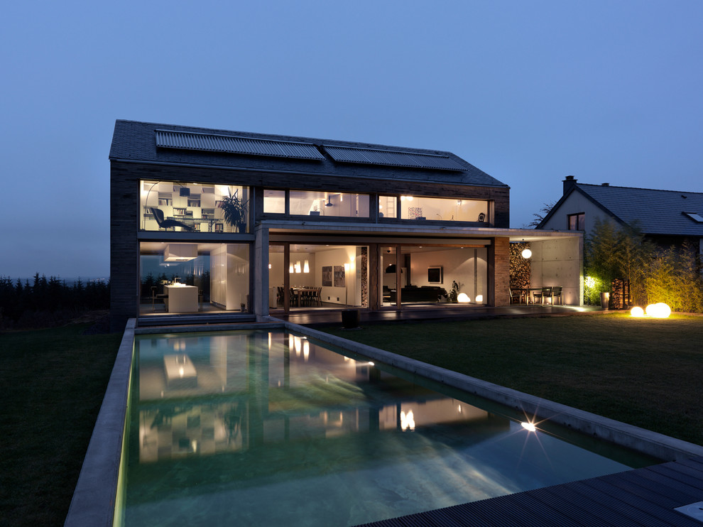 Large contemporary two floor house exterior in Stuttgart with a pitched roof.