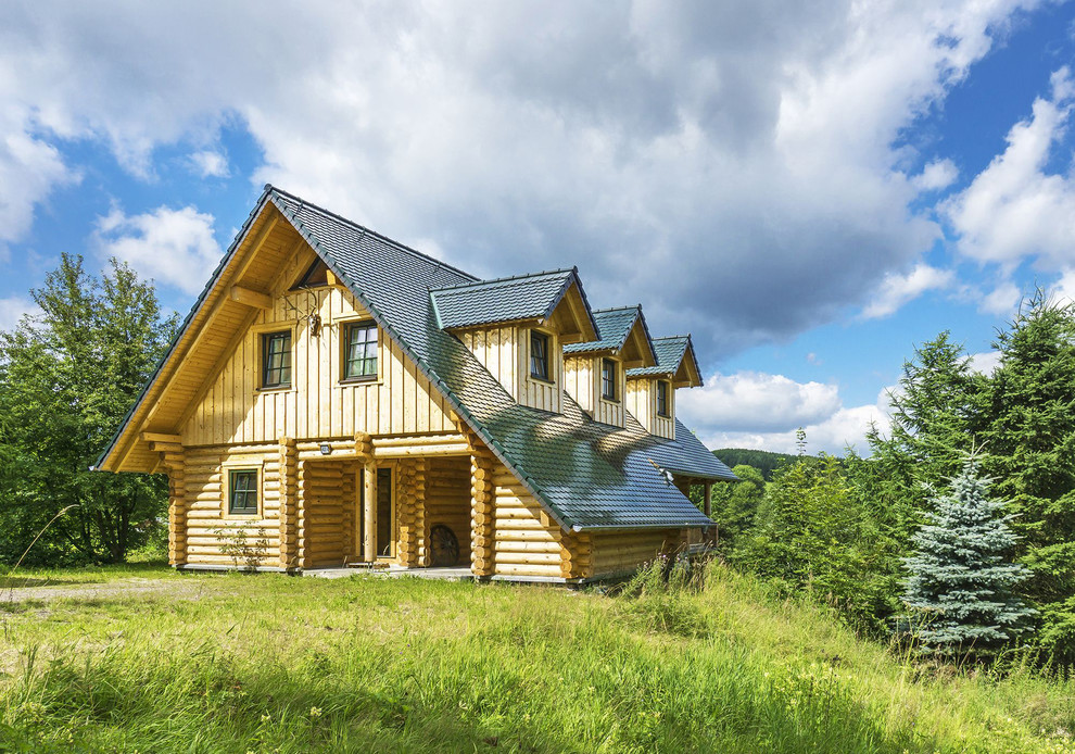 Inspiration för mellanstora rustika beige hus, med två våningar, sadeltak och tak med takplattor