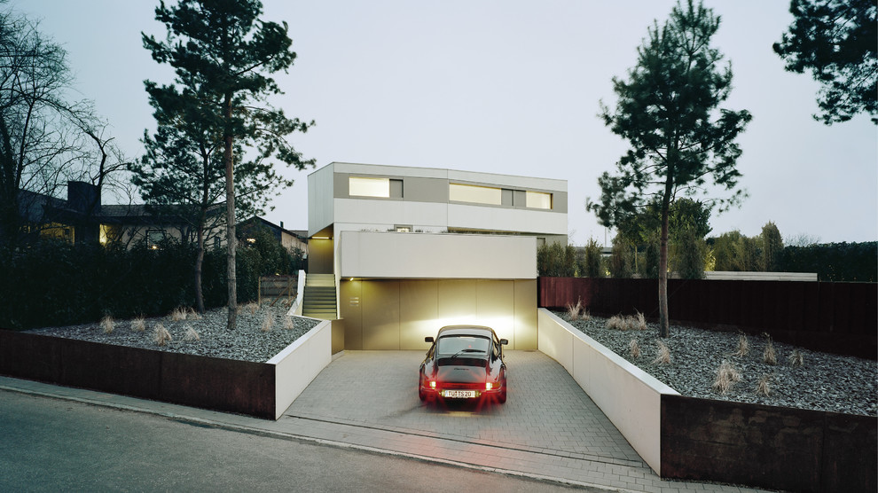 Modern inredning av ett stort vitt hus, med platt tak, två våningar och fiberplattor i betong