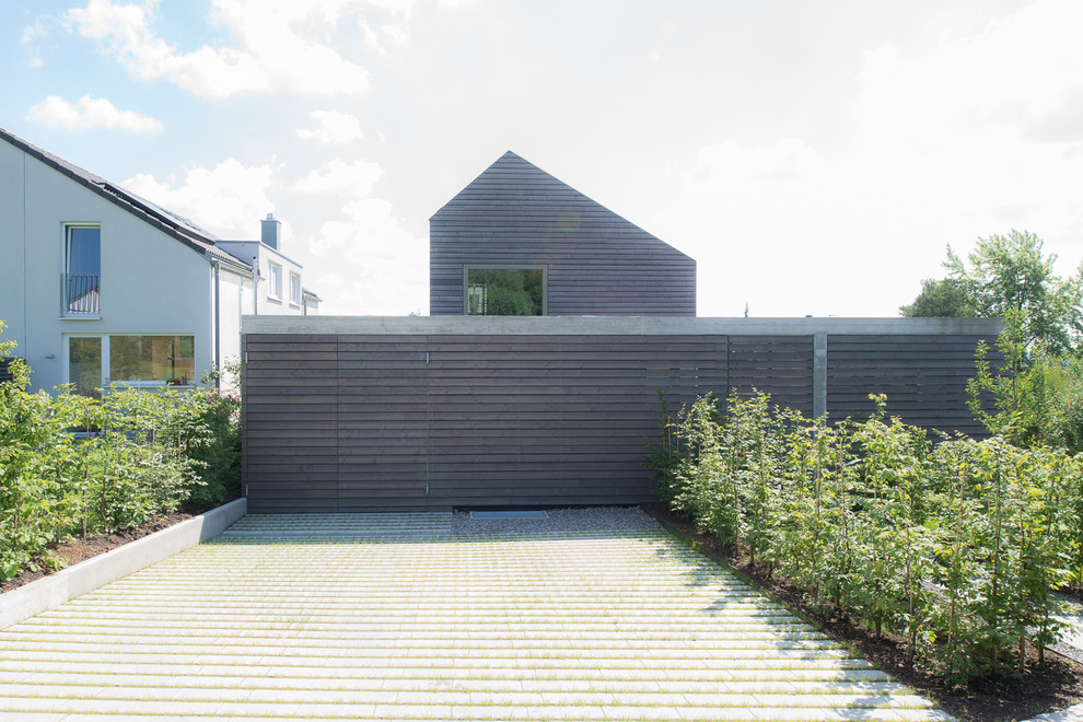 Inspiration for a contemporary exterior home remodel in Stuttgart