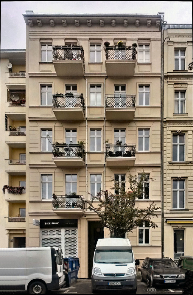 Mittelgroßes, Dreistöckiges Klassisches Haus mit Putzfassade und beiger Fassadenfarbe in Berlin