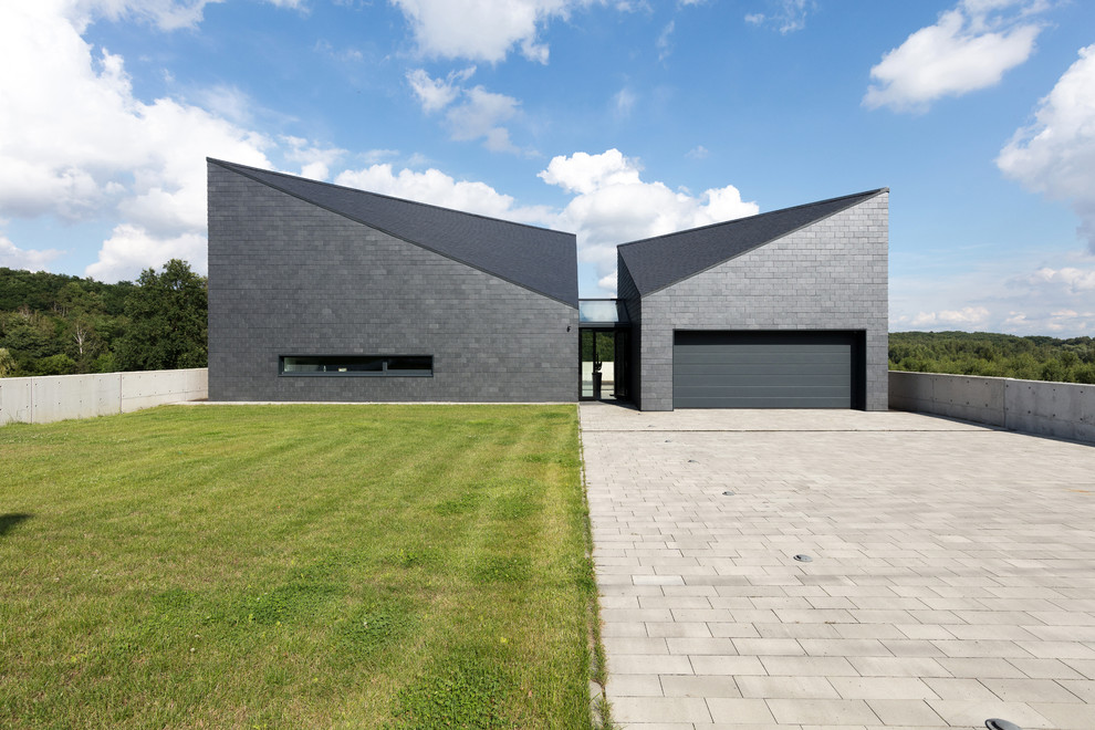 Großes, Zweistöckiges Modernes Einfamilienhaus mit schwarzer Fassadenfarbe in Sonstige