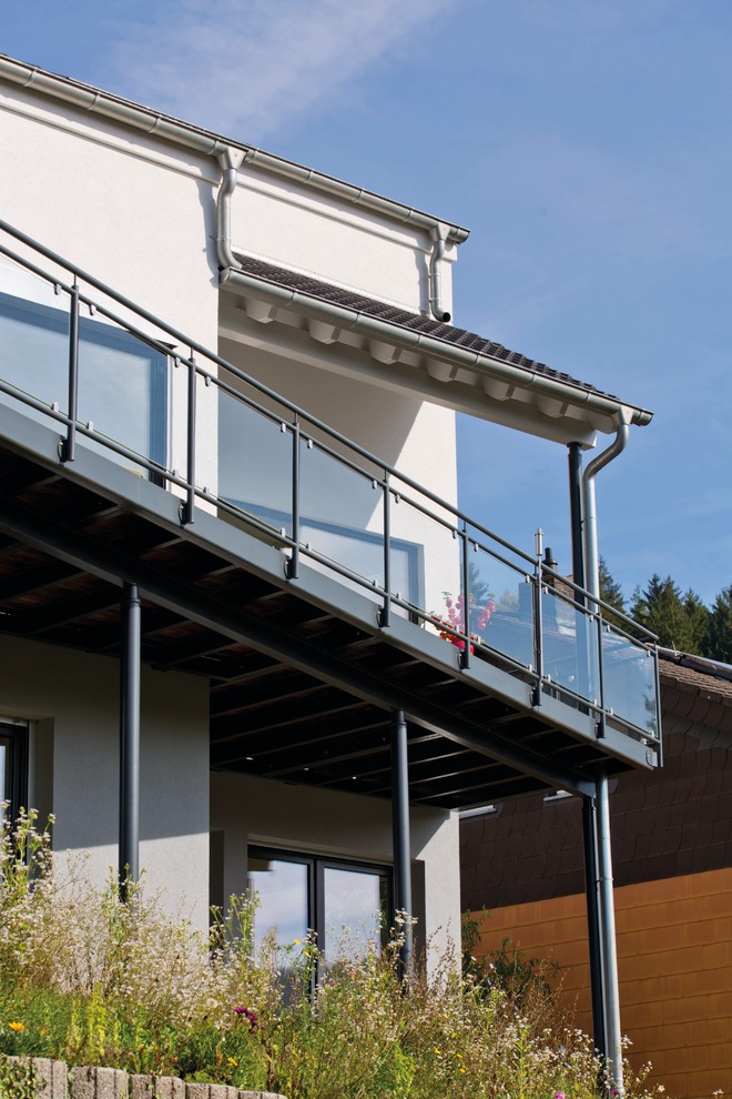 Dreistöckiges Modernes Einfamilienhaus mit Putzfassade, weißer Fassadenfarbe, Satteldach und Ziegeldach in Sonstige