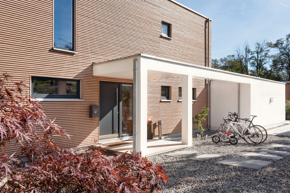 Foto de fachada beige contemporánea de dos plantas con revestimientos combinados y tejado plano