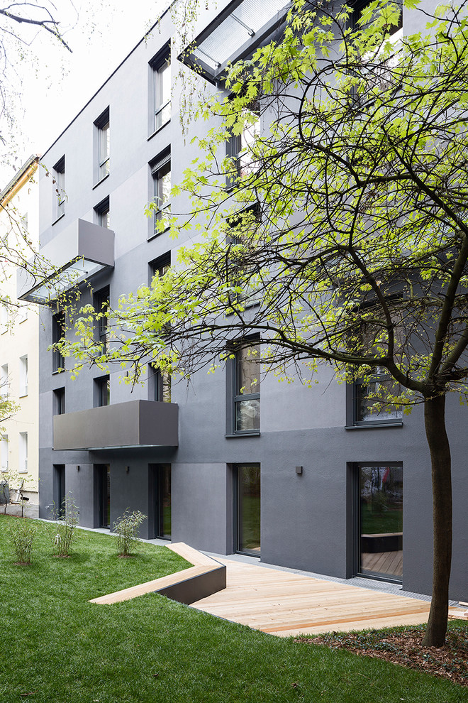 Großes, Dreistöckiges Industrial Wohnung mit Putzfassade und grauer Fassadenfarbe in Berlin