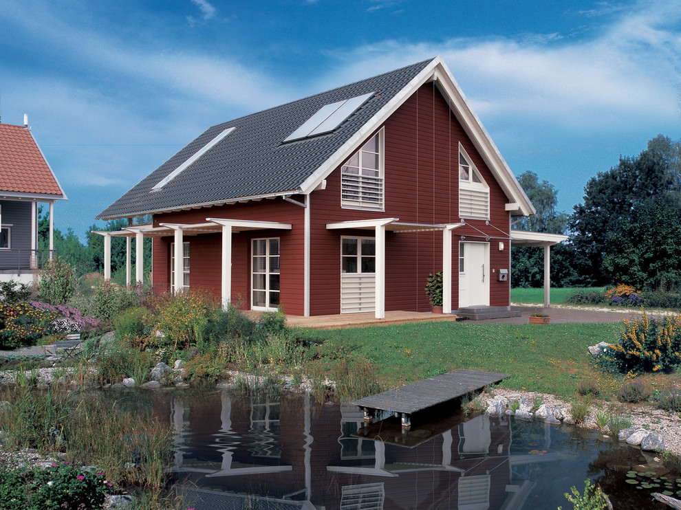 Идея дизайна: двухэтажный, деревянный, красный дом среднего размера в скандинавском стиле с двускатной крышей