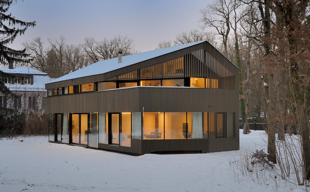 Ispirazione per la facciata di una casa marrone scandinava con tetto a capanna