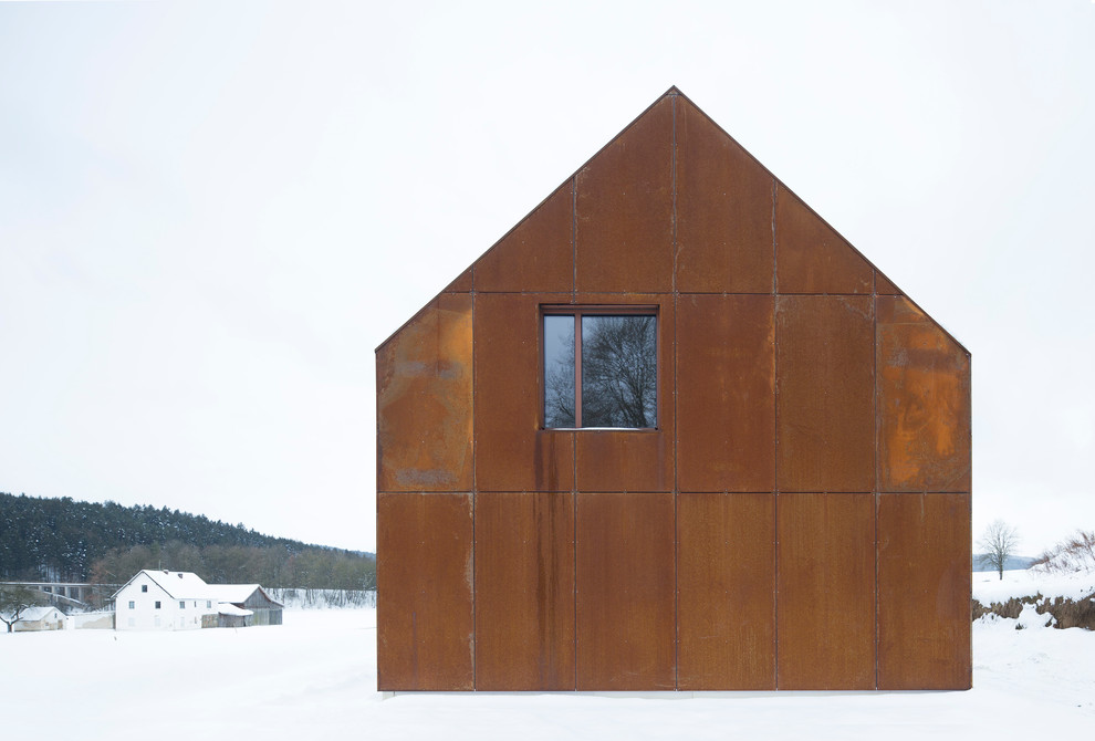Ispirazione per la facciata di una casa marrone industriale di medie dimensioni con rivestimento in metallo e tetto a capanna