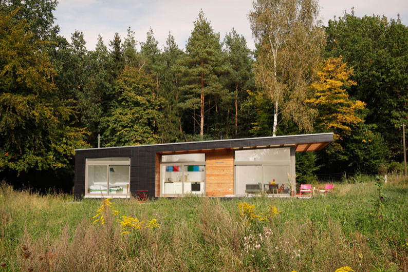 Foto della villa contemporanea con rivestimento in legno e tetto piano