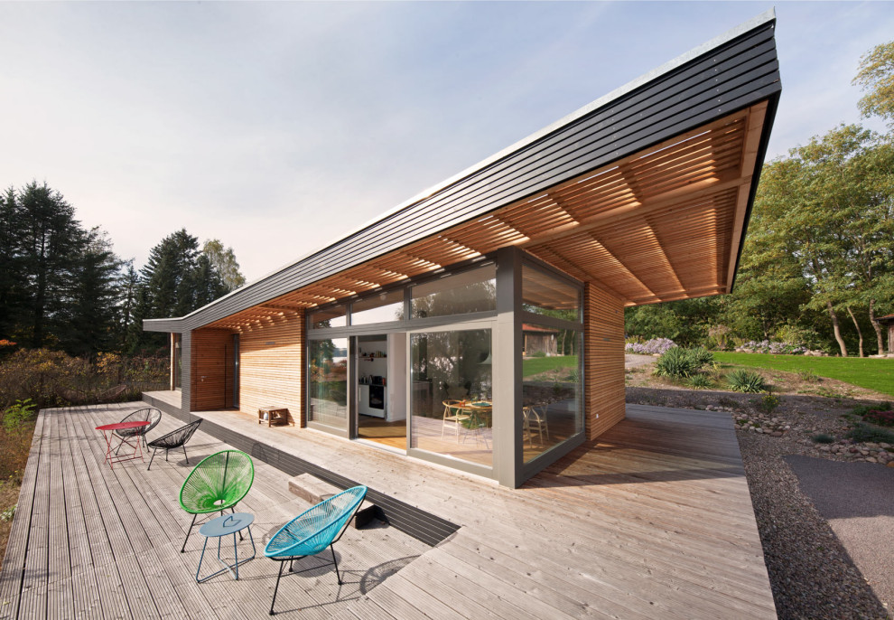 Источник вдохновения для домашнего уюта: деревянный частный загородный дом в современном стиле с плоской крышей
