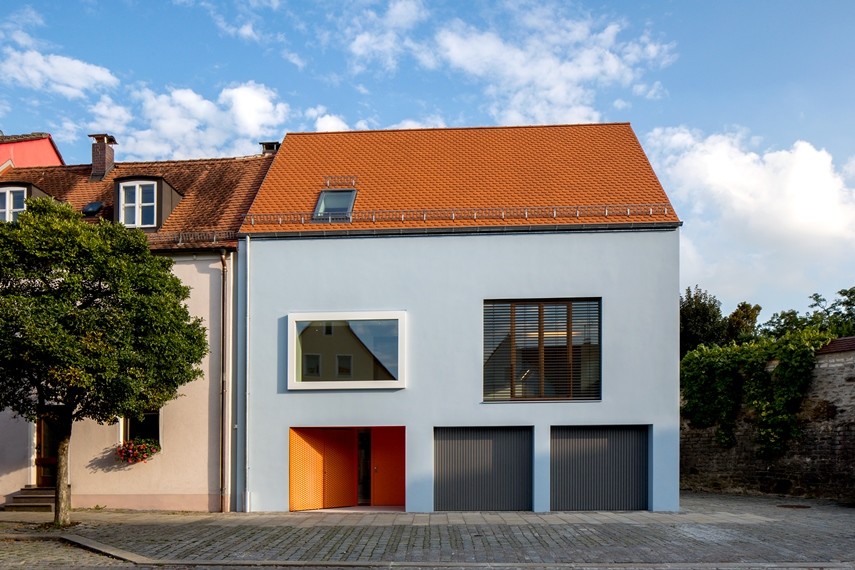 Ispirazione per la facciata di una casa blu contemporanea con rivestimento in legno