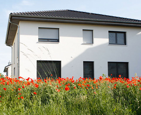 Medium sized and white modern two floor render house exterior in Frankfurt with a hip roof.
