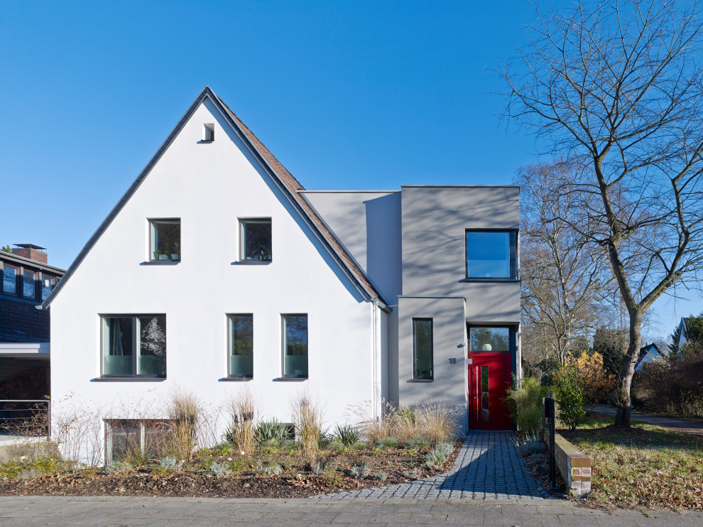Zweistöckiges Modernes Einfamilienhaus mit Putzfassade, weißer Fassadenfarbe, Flachdach und Misch-Dachdeckung in Köln