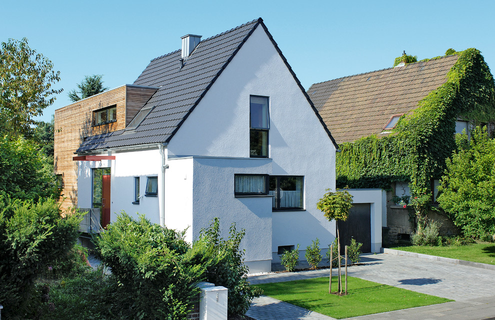 Mittelgroßes, Zweistöckiges Modernes Haus mit brauner Fassadenfarbe, Satteldach und Ziegeldach in Köln