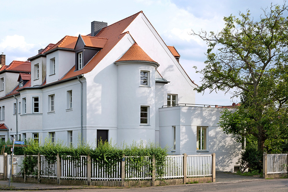 Идея дизайна: трехэтажный, белый дом среднего размера в классическом стиле с двускатной крышей