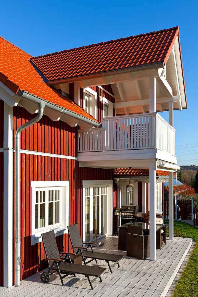 Mittelgroßes, Einstöckiges Nordisches Haus mit roter Fassadenfarbe, Satteldach und Ziegeldach in Frankfurt am Main