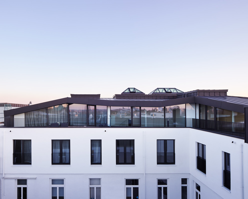 Großes, Zweistöckiges Modernes Wohnung mit Glasfassade und Blechdach in Hamburg