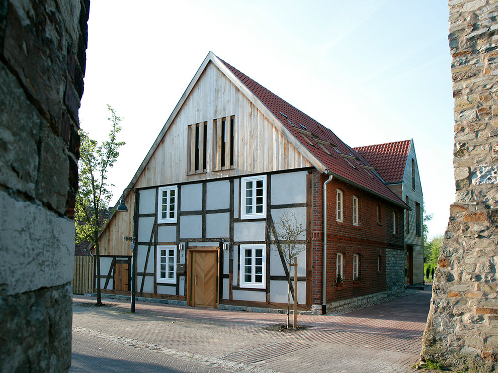 Inredning av ett lantligt mellanstort trähus, med två våningar och tak med takplattor