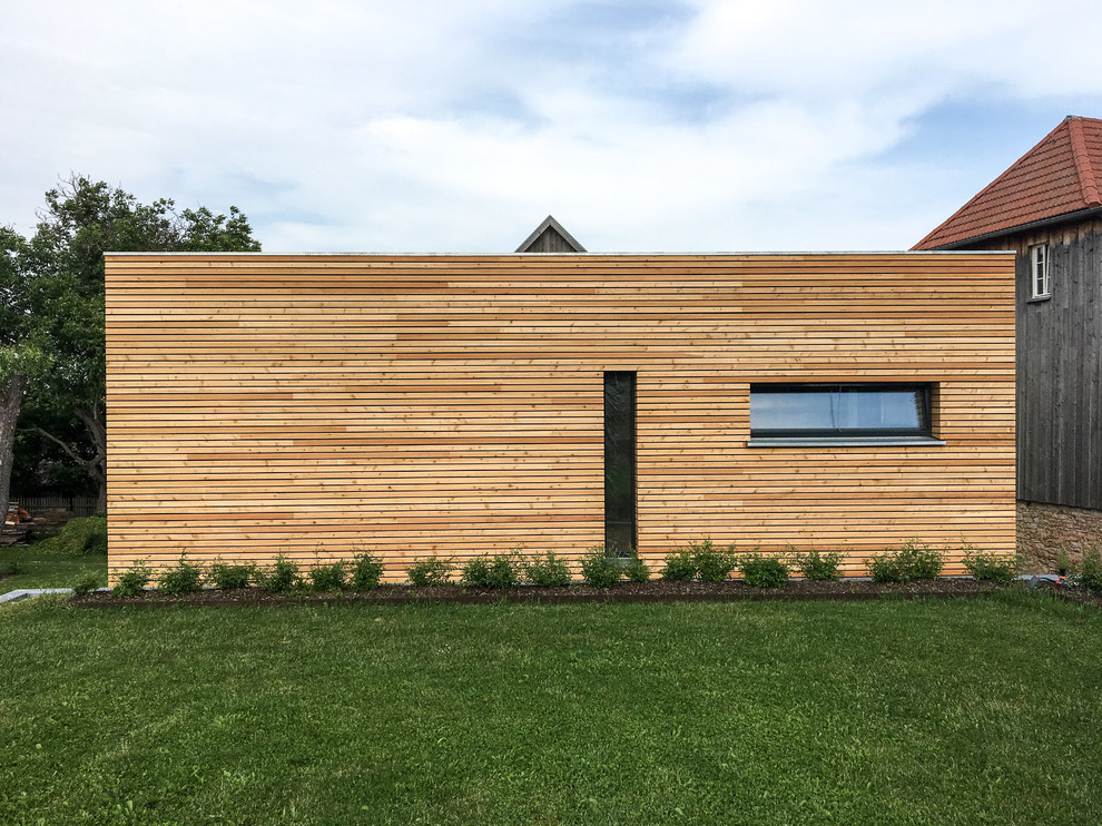 Источник вдохновения для домашнего уюта: одноэтажный, деревянный, бежевый частный загородный дом в современном стиле с плоской крышей