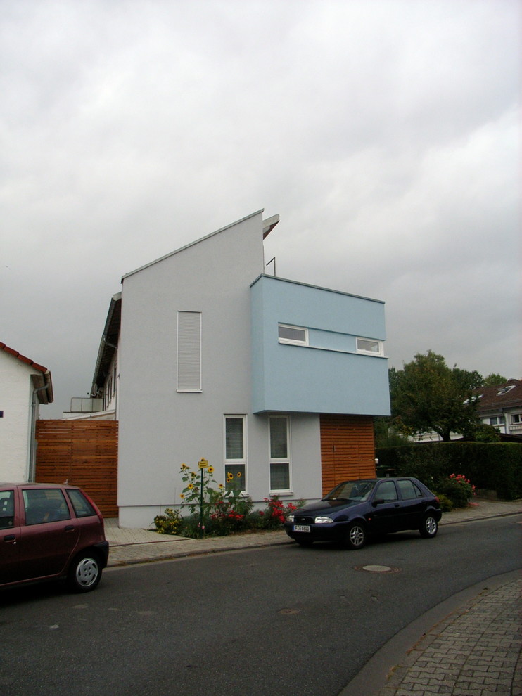 Mittelgroßes, Zweistöckiges Modernes Haus mit blauer Fassadenfarbe und Pultdach in Frankfurt am Main