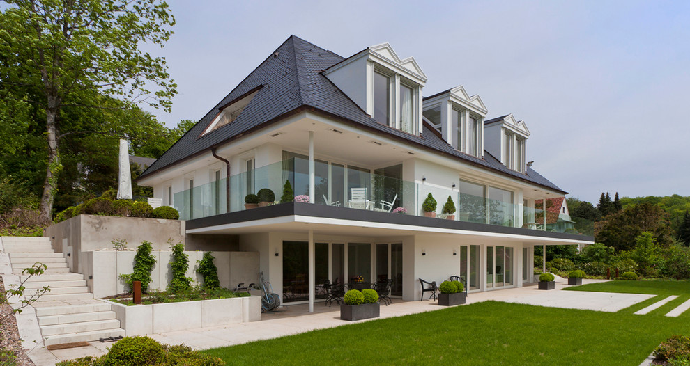 Diseño de fachada blanca clásica extra grande de dos plantas con tejado a dos aguas
