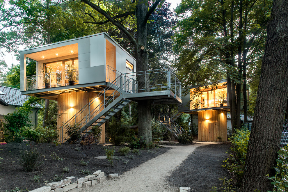 На фото: маленький, одноэтажный, серый дом в современном стиле с комбинированной облицовкой и плоской крышей для на участке и в саду