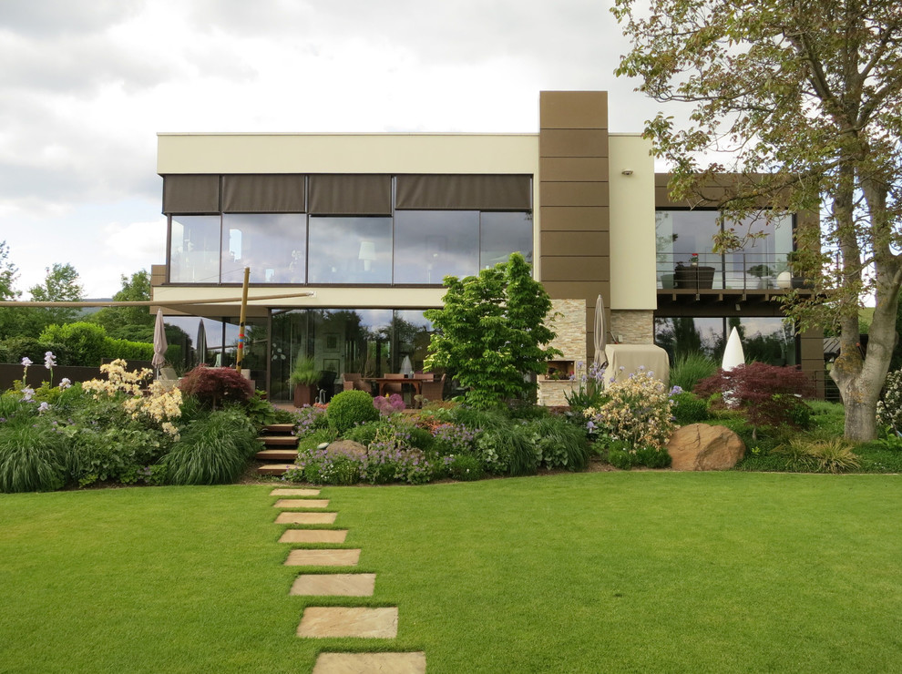 Diseño de fachada beige contemporánea extra grande de dos plantas con revestimientos combinados y tejado plano