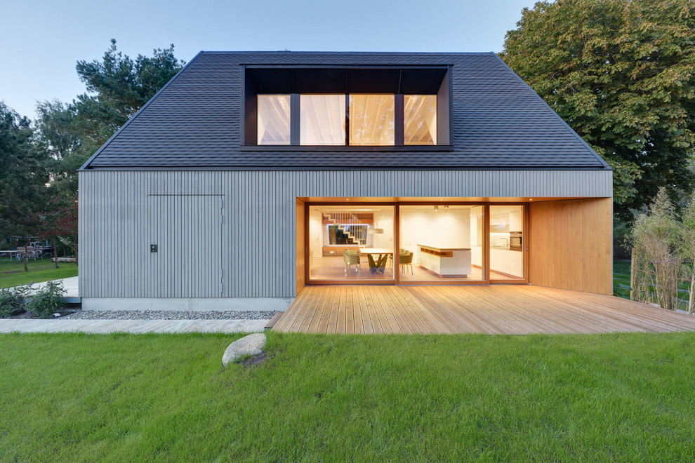 Источник вдохновения для домашнего уюта: двухэтажный, деревянный, серый дом среднего размера в современном стиле с двускатной крышей
